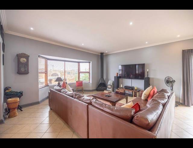 4 BEDROOM TOWNHOUSE FOR SALE IN KINGSWOOD